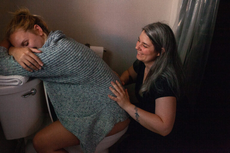 birth doula squeezing hips of laboring mom